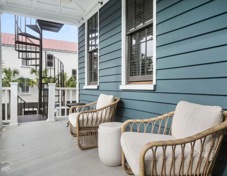 Representing Charleston lodging amenities